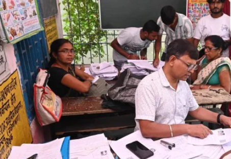"Supreme Court of India building with a gavel symbolizing judicial decisions."